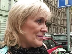 Angelo Eva scivola le video scopate nonne dita dentro e fuori della sua vagina