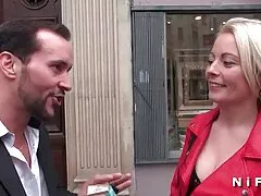 Chrissy succhiare il cazzo nero vecchie signore scopate sotto il tavolo