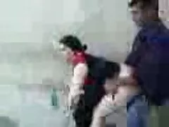 MILF porno gratis di vecchie legato per essere scopata da un uomo, ha